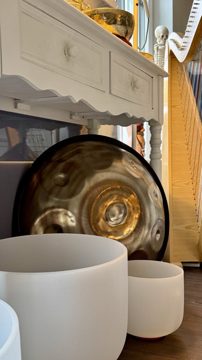 Klanginstrumente: Handpan, Klangschalen und Harfe